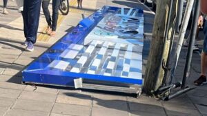 Placa despenca em plena avenida e atinge pedestre no Litoral Norte