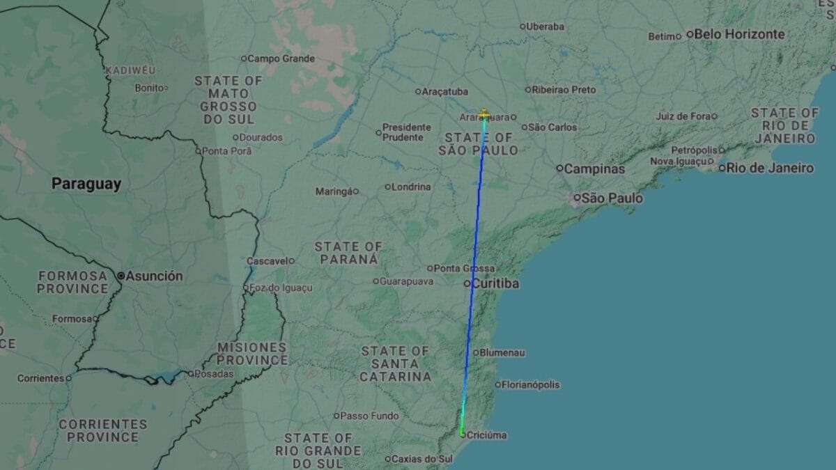 Corpos de vítimas de queda de avião são levados para perícia em Osório 16 Queda de avião em Capão da Canoa revela trajeto por 3 estados e parada em SC antes da tragédia