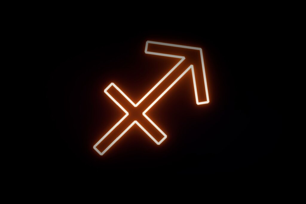 Ilustração digital do símbolo de Sagitário (uma flecha apontando para o alto na diagonal, cortada por uma linha curta). O símbolo brilha em neon laranja intenso sobre um fundo preto.