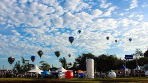 Torres vira palco de balões gigantes e shows nacionais neste feriadão