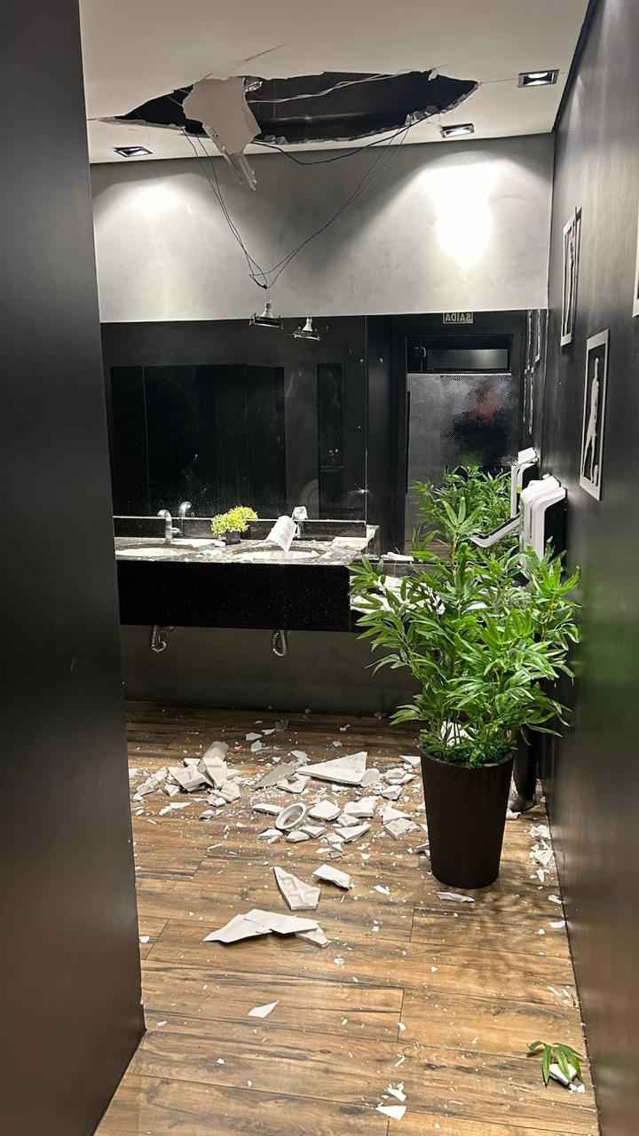 Criminoso invade restaurante pelo telhado e causa prejuízo em Osório 30