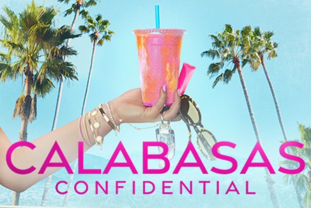 Capa do reality show "Calabasas Confidencial", com uma mão segurando um copo com canudo rosa. Ao fundo, céu azul com palmeiras 