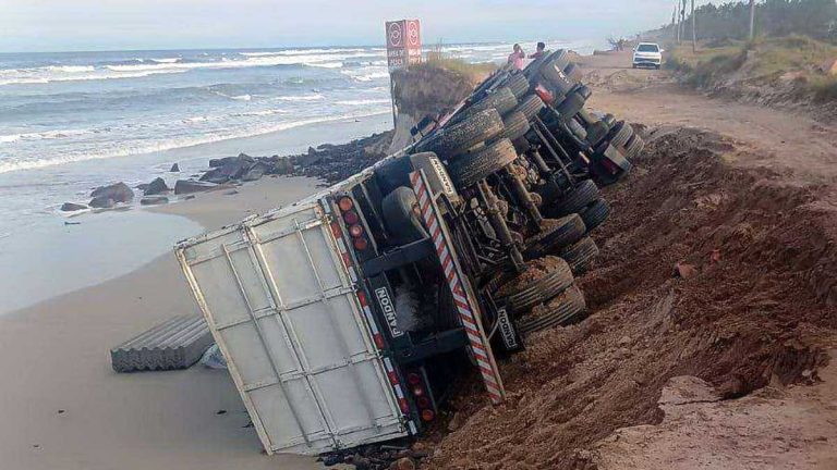 Caminhão tomba em estrada destruída pela ressaca no Litoral Norte