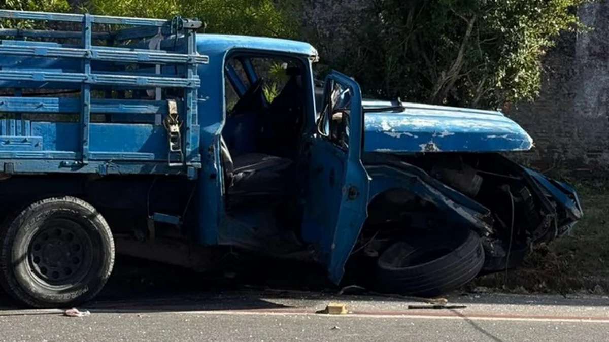 Caminhoneiro fica preso às ferragens após forte colisão no Litoral Sul