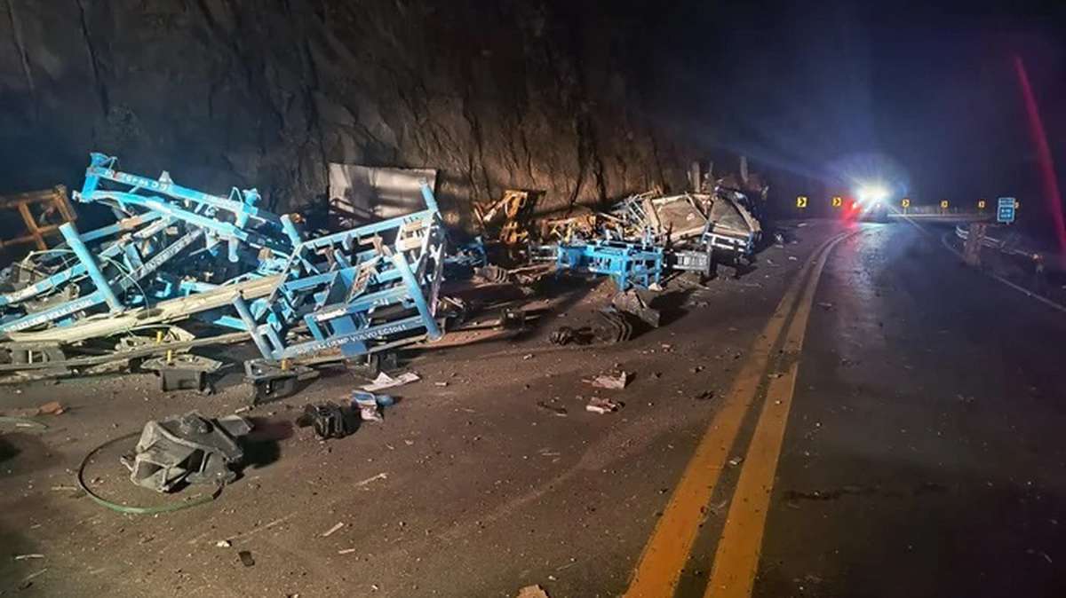 Caminhoneiro morre preso às ferragens após batida brutal contra paredão no RS
