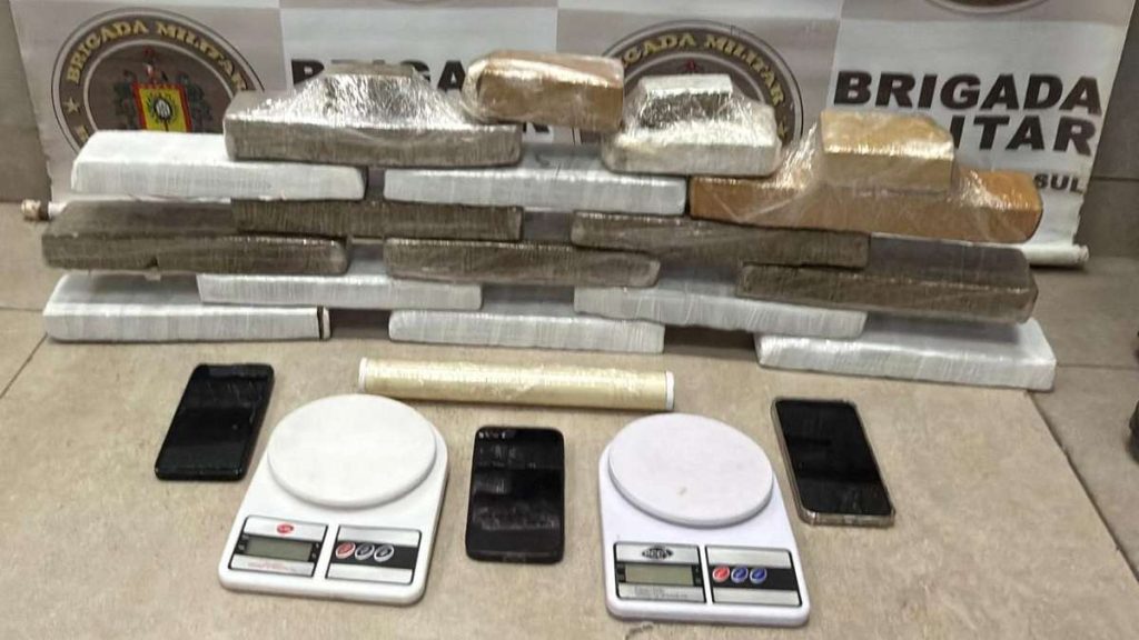Casal é flagrado enterrando 12 quilos de maconha em área de mata em Capão da Canoa