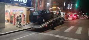 Motorista bêbado invade calçada