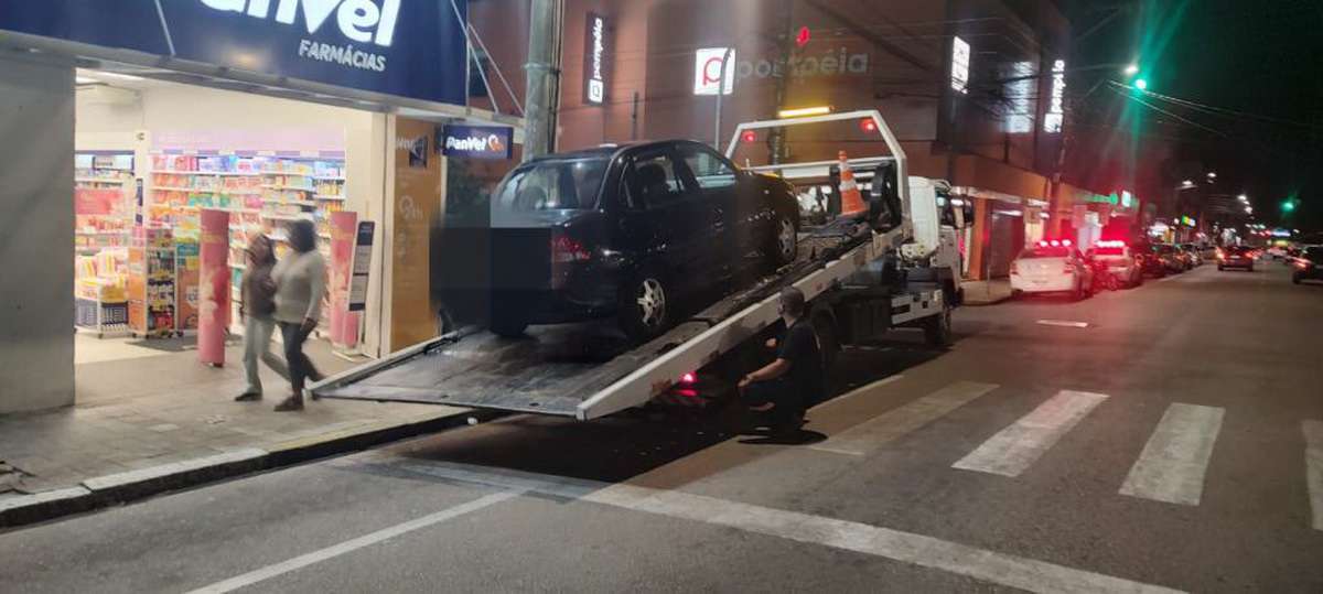 Motorista bêbado invade calçada