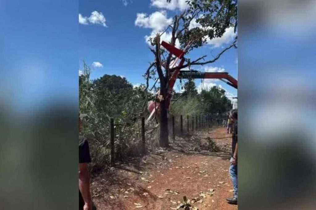 Helicóptero de Henrique e Juliano cai e fica pendurado em árvore