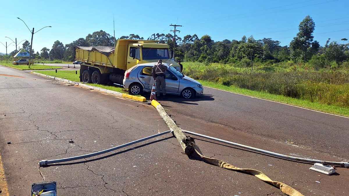 Motorista fica ferido após colisão violenta na Estrada do Mar