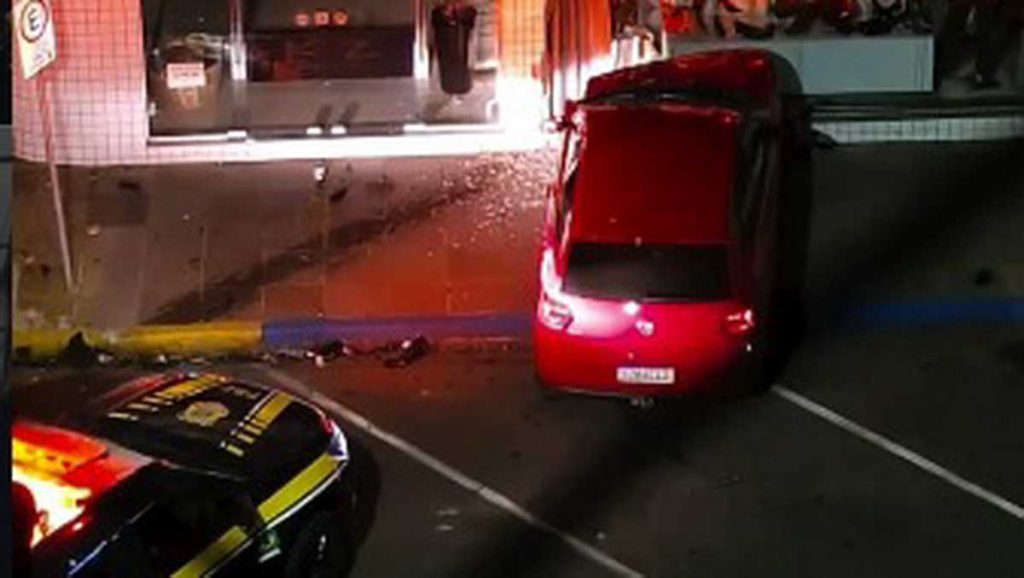 Perseguição termina em caos no centro de Osório: carro colide em loja