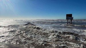 Swell gerado por ciclone bomba atinge praias do Litoral Norte