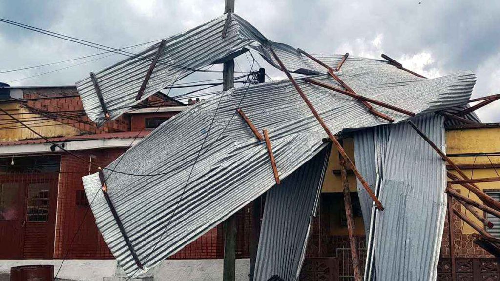 Temporal já provoca caos no RS: casas destelhadas, hospitais afetados e aulas suspensas