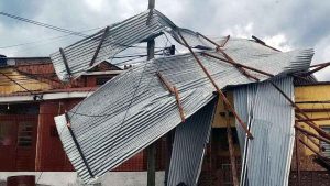 Temporal já provoca caos no RS: casas destelhadas, hospitais afetados e aulas suspensas
